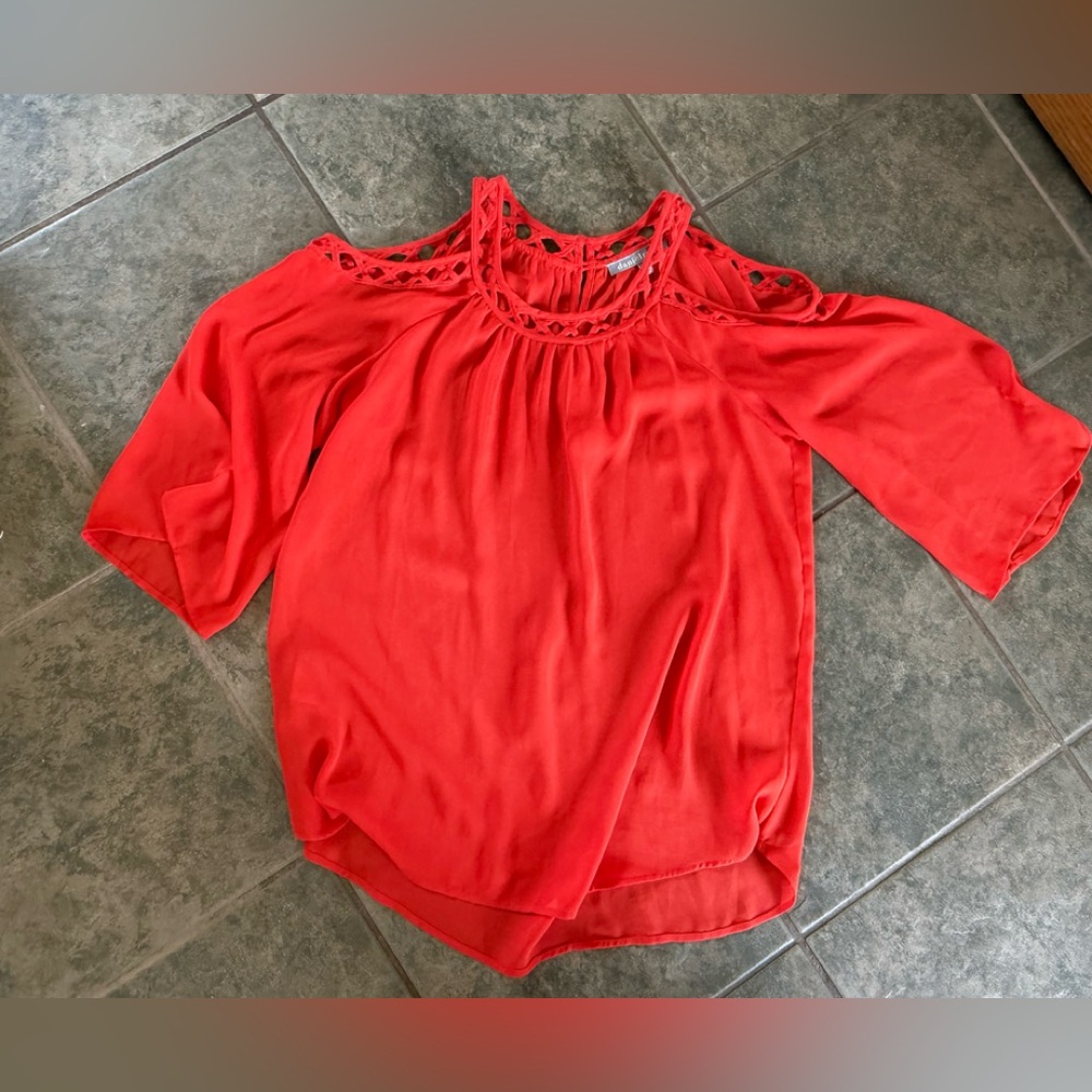 🎀3/$25🎀 Daniel Rainn Bold Red Cold Shoulder Blouse